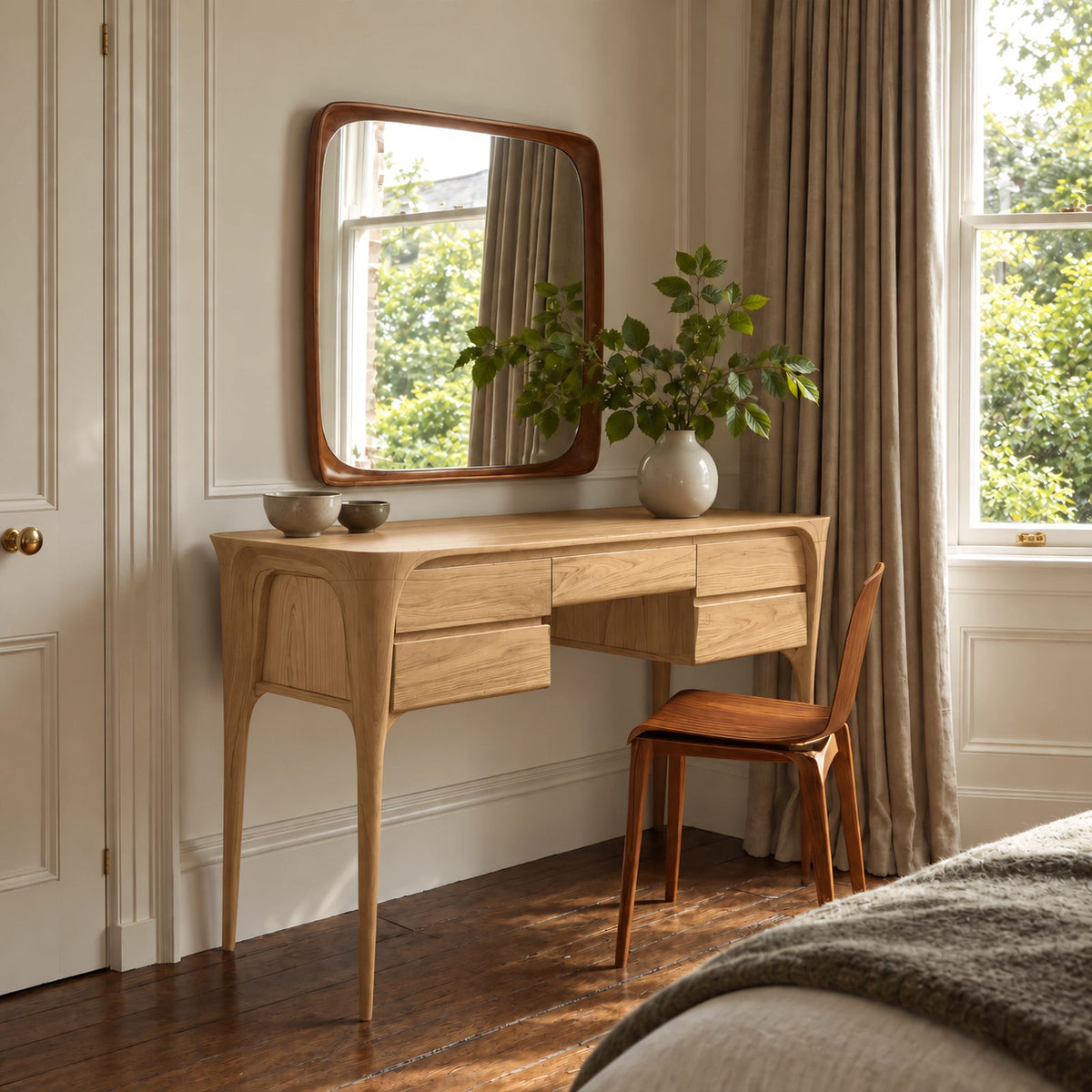 Classic Sculpted Leg Vanity Table With Stacked Drawers For Bedroom