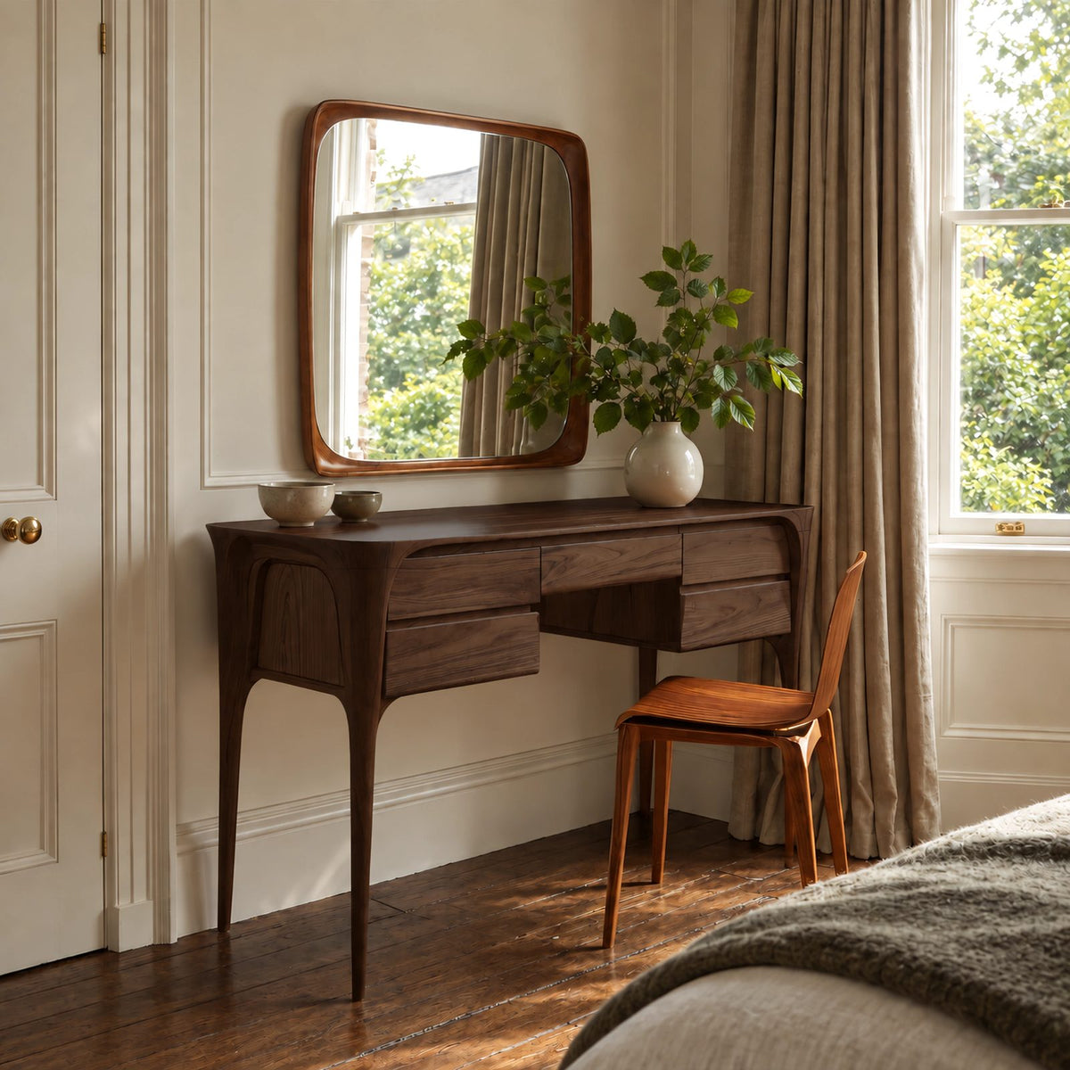 Classic Sculpted Leg Vanity Table With Stacked Drawers For Bedroom