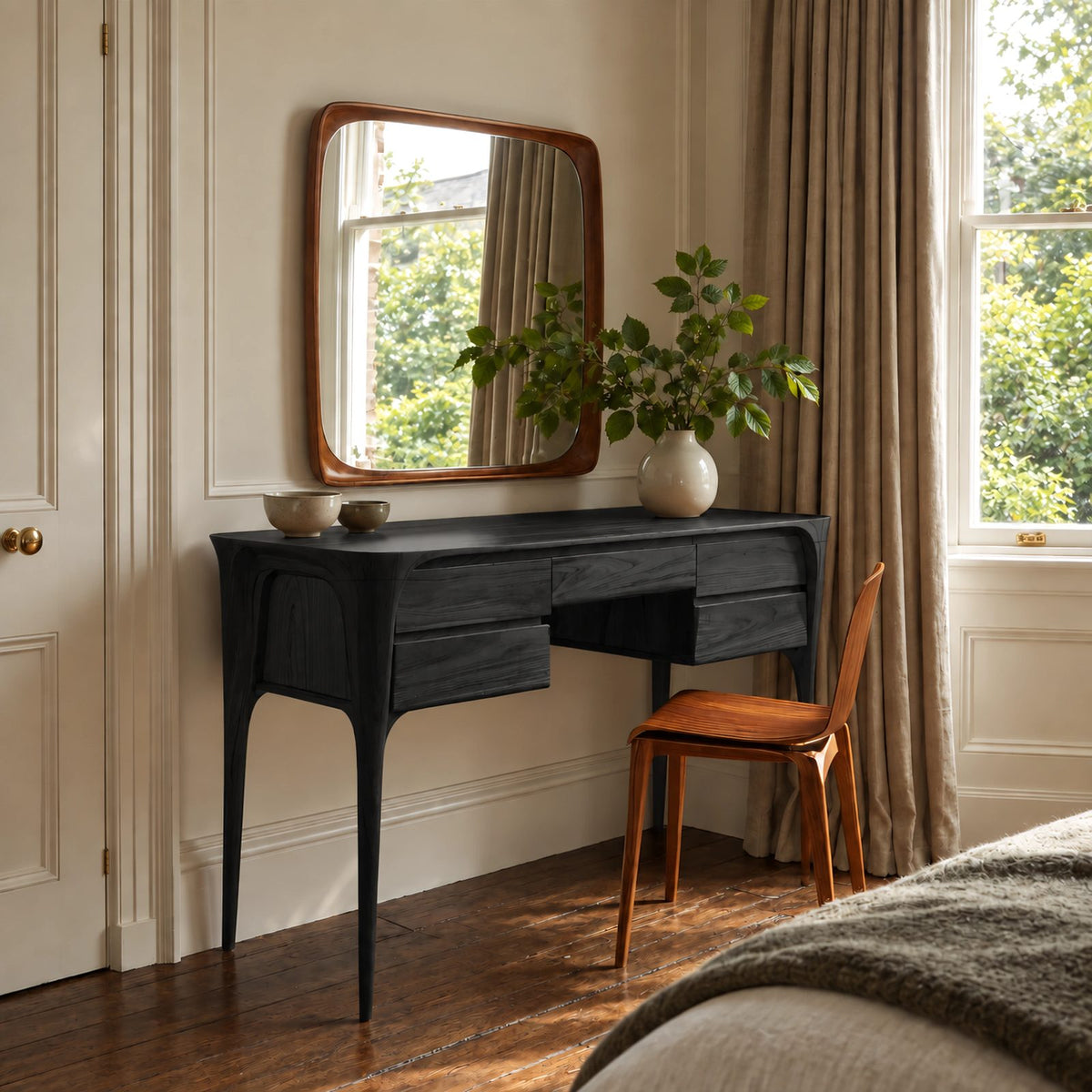Classic Sculpted Leg Vanity Table With Stacked Drawers For Bedroom