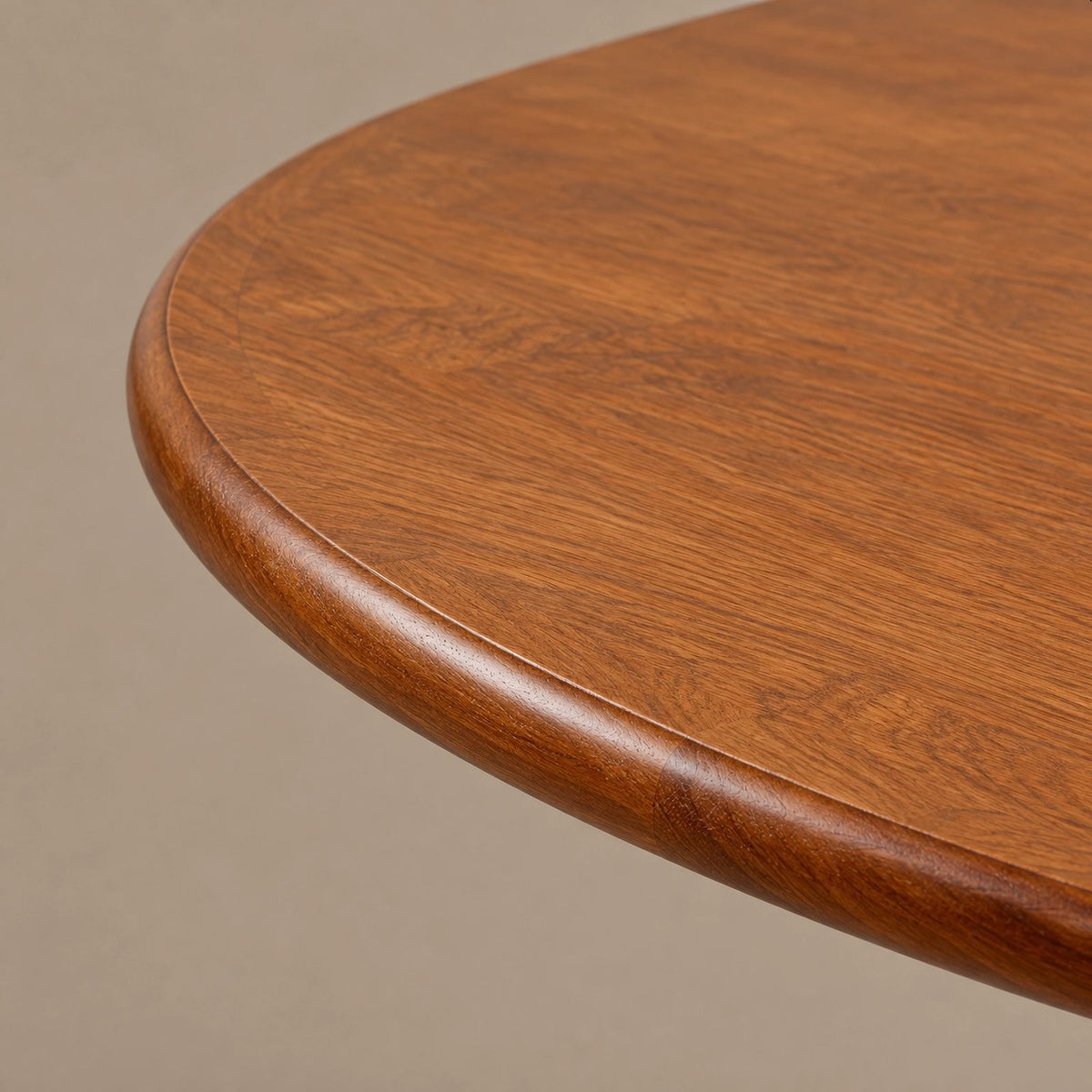 Classic Round Dining Table With Turned Wood Pedestal For Kitchen